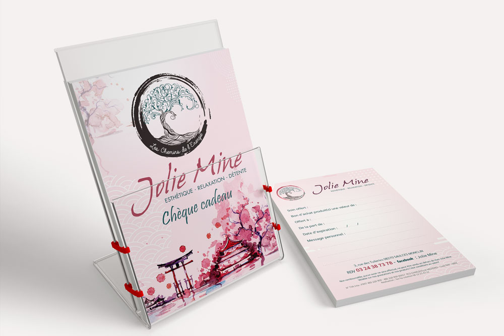 Photo d'un présentoir avec des chèques cadeaux de l'institut Jolie Mine