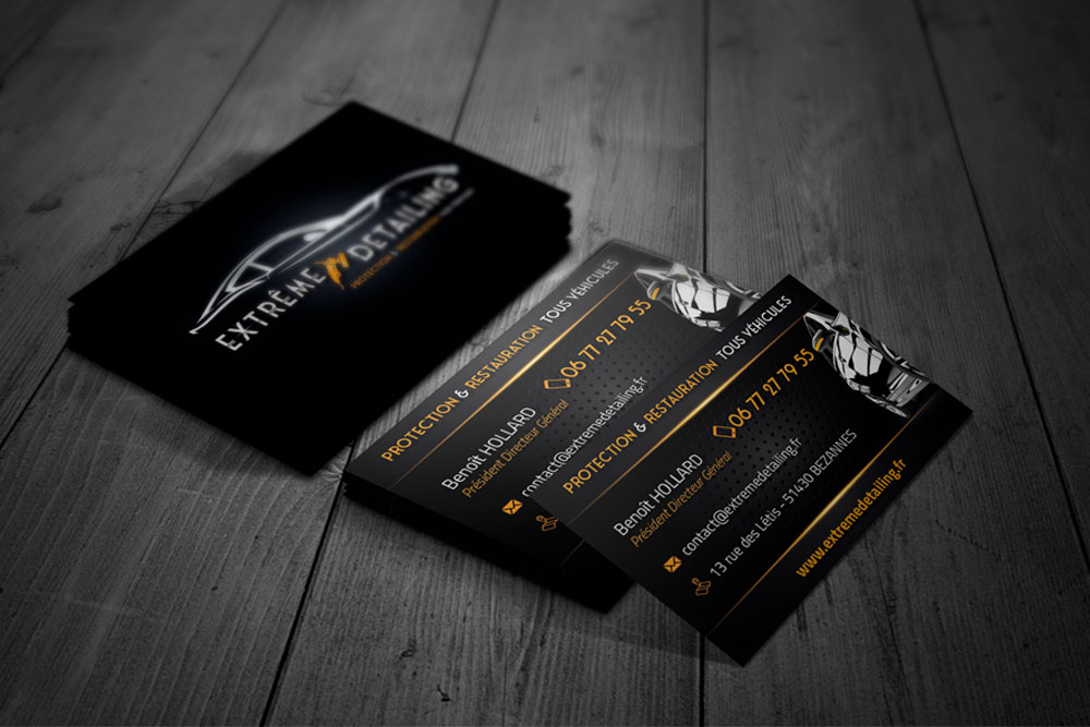 2 paquets de cartes de visite posés sur un fond de latte en bois noir