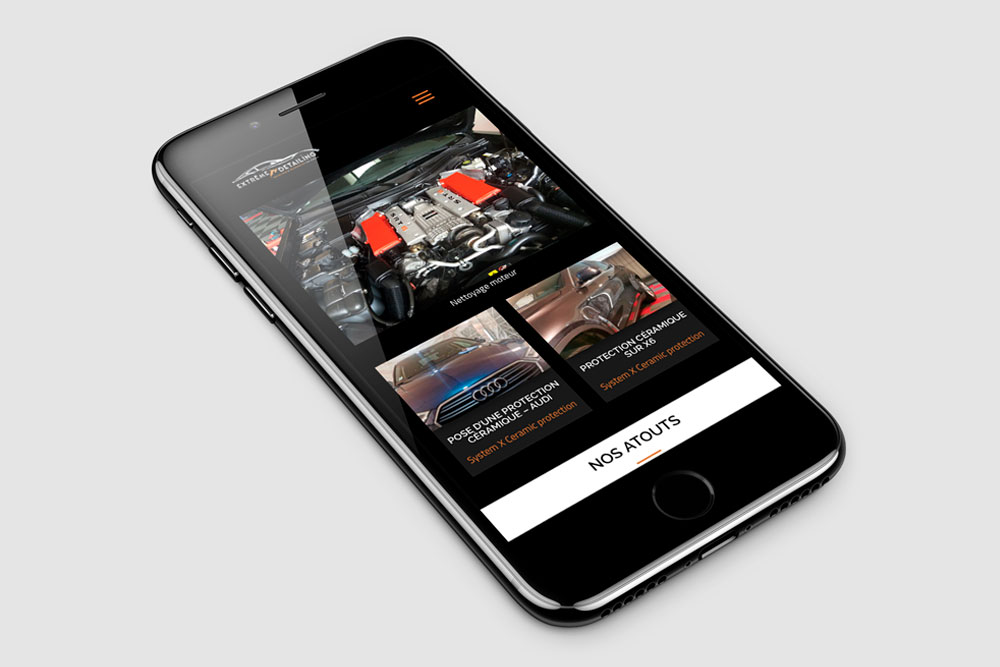 téléphone portable affichant un site de detailing